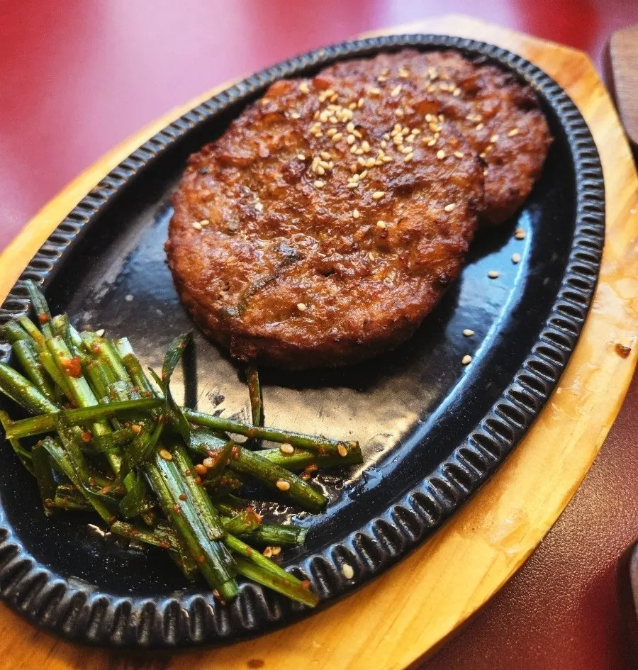 Tteokgalbi cut with scissors