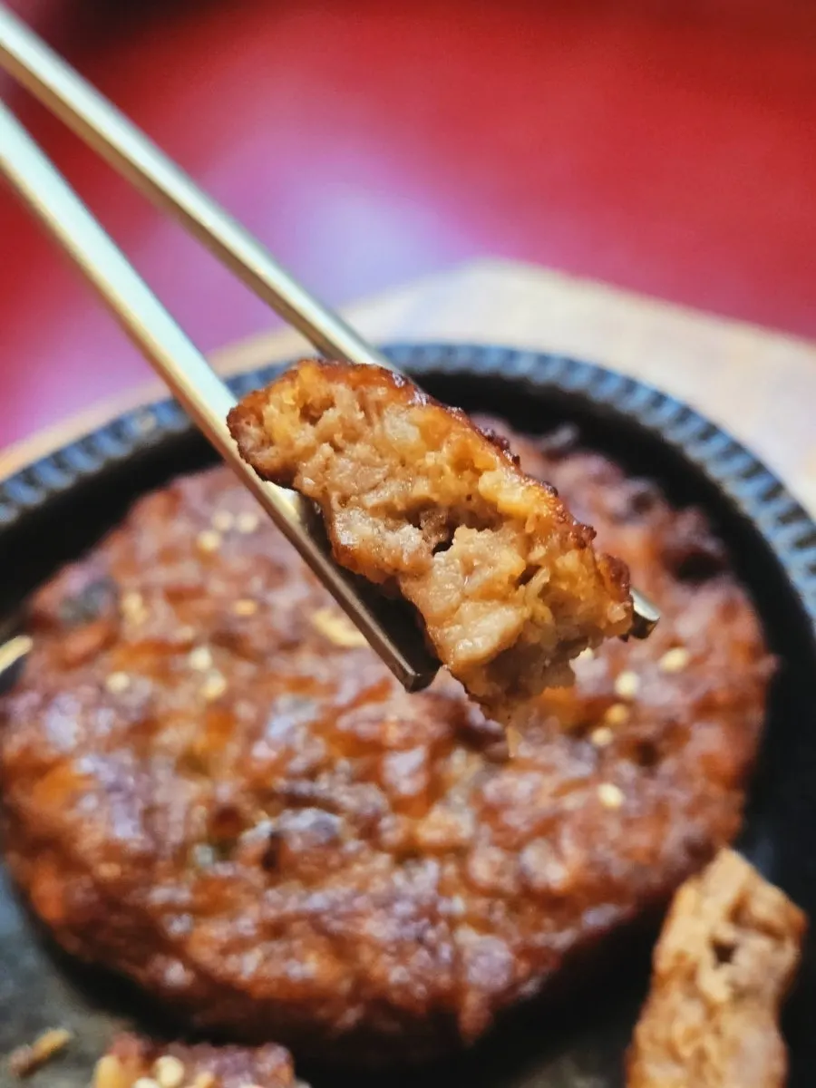 Tteokgalbi with scallion salad