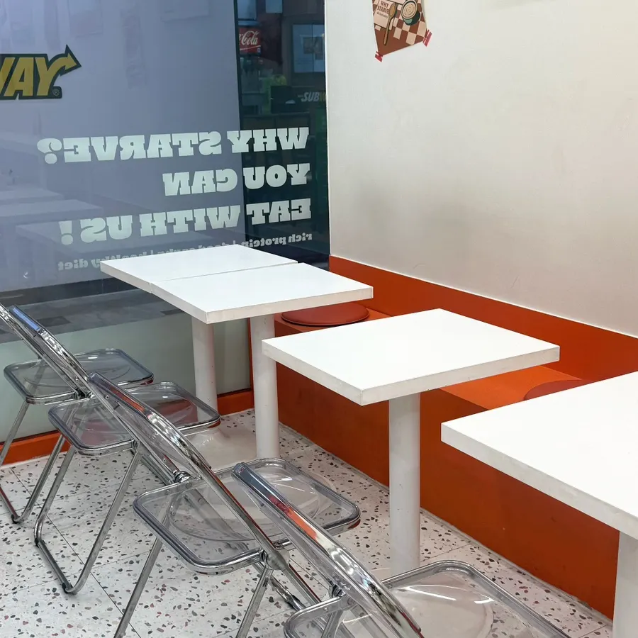 Table seating for 2–4 people