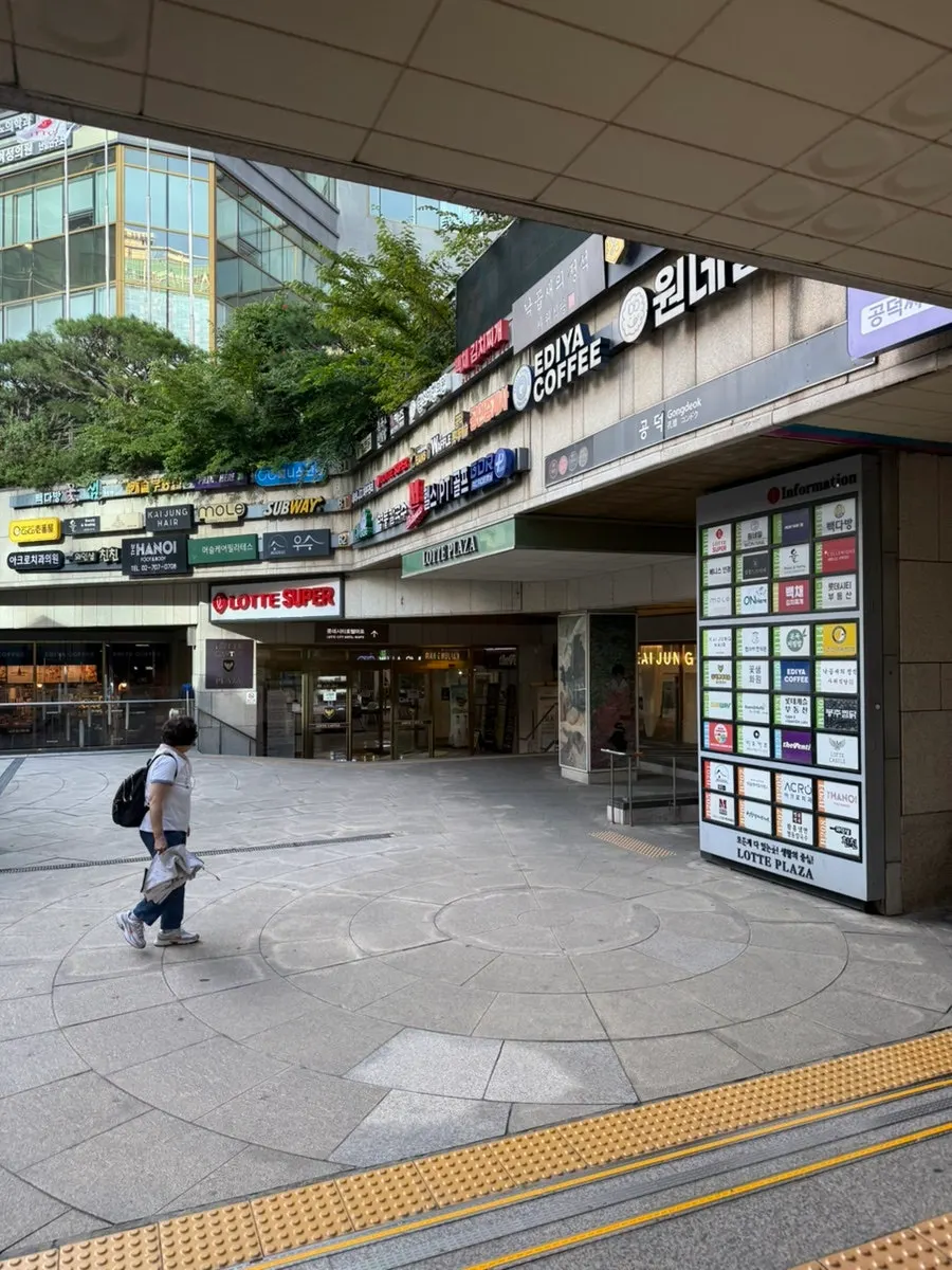 Restaurant entrance 2 minutes on foot from Exit 2, Gongdeok Station