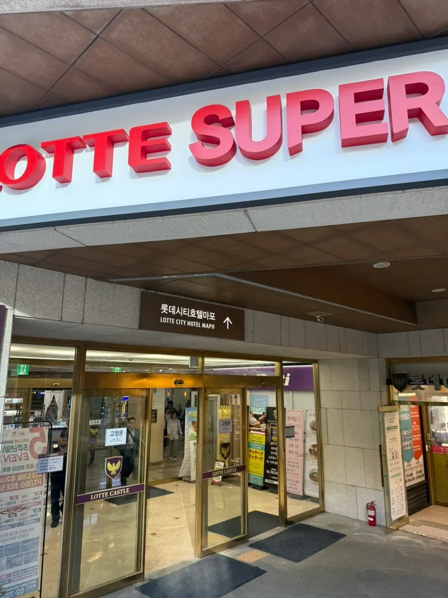 Passageway in front of the shop in the Lotte Castle President basement mall