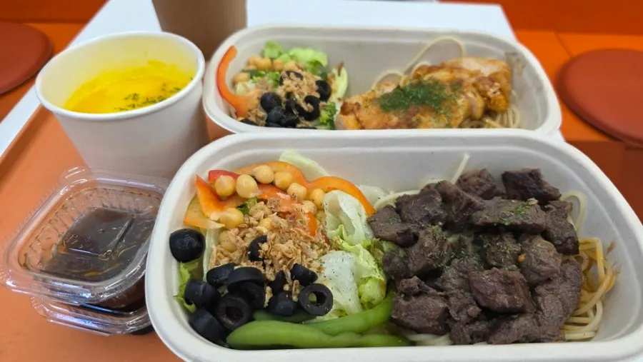 스윗 바베큐 소스를 곁들인 치킨 프로틴박스와 토마토 파스타