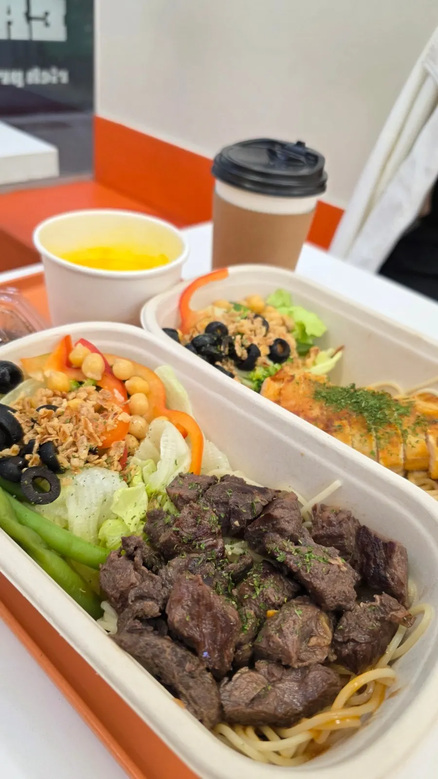 채소와 콩류가 함께 담긴 스테이크 프로틴박스