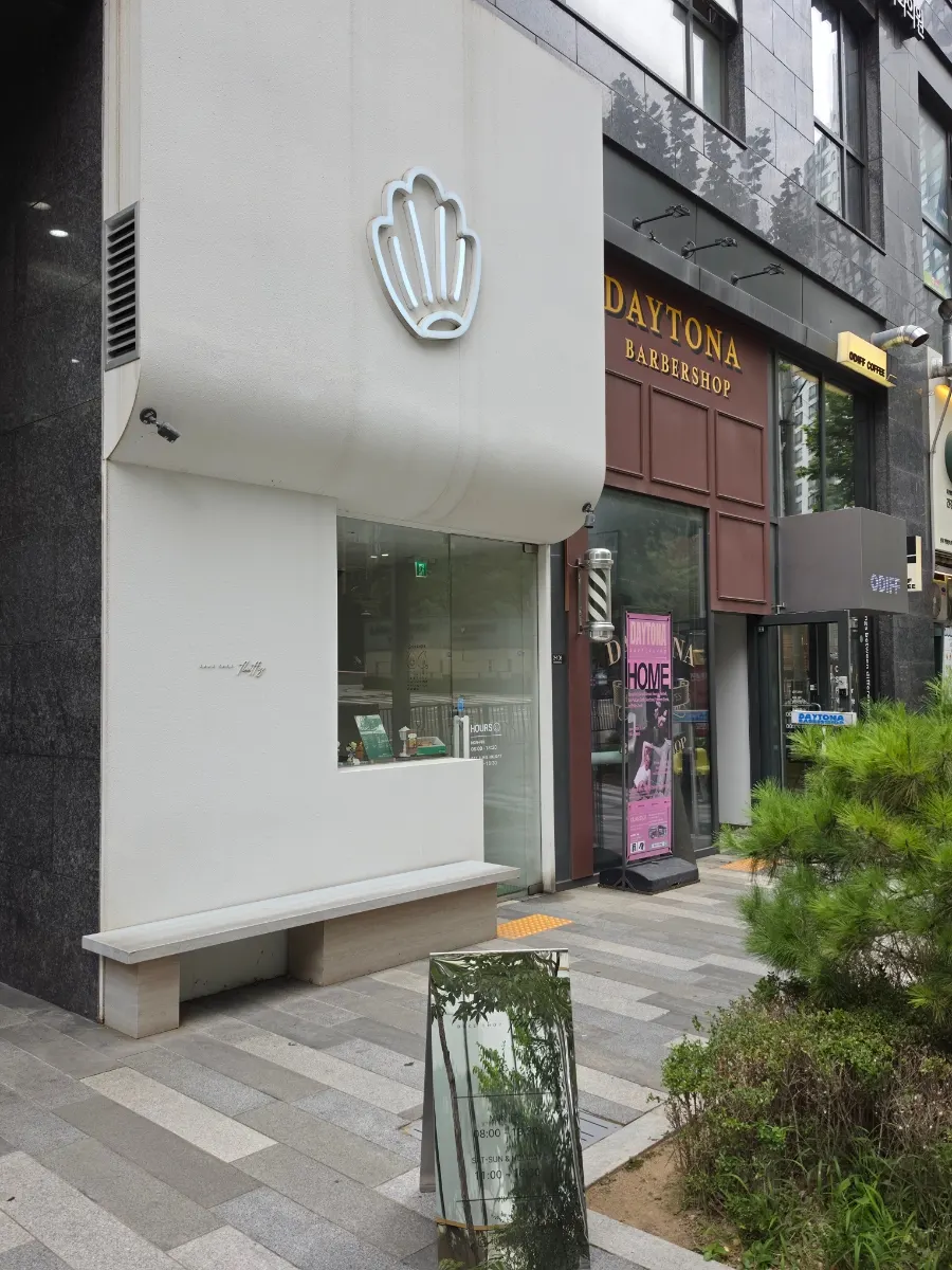 Shell-shaped sign near Gongdeok Station Exit 2