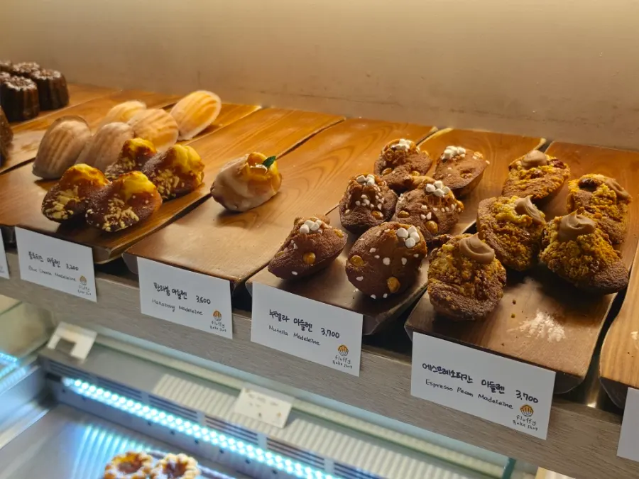Madeleines and financiers on display