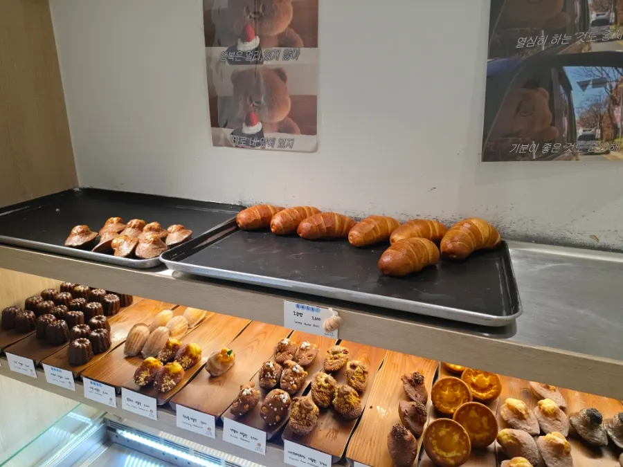Madeleines, financiers and canelés on display