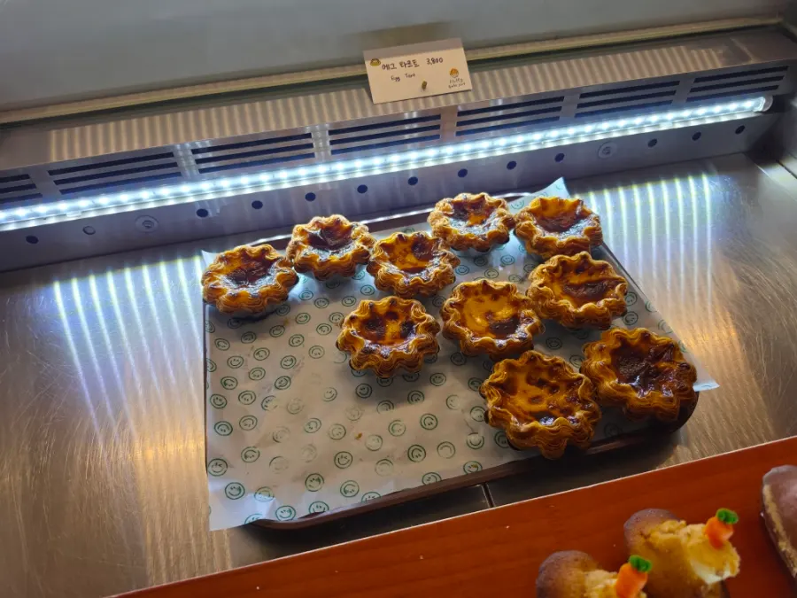 Cross-section of egg tart pastry and filling