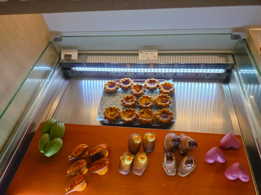 Table at Fluffy Bake Shop, a Gongdeok dessert café