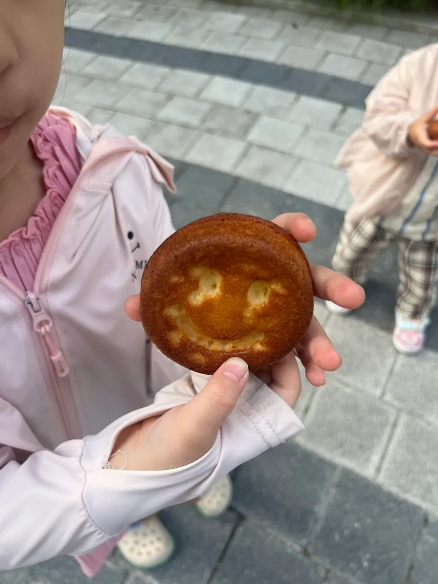 스마일 마들렌을 보는 아이들