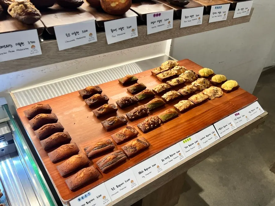 깔끔한 매장과 귀여운 구움과자
