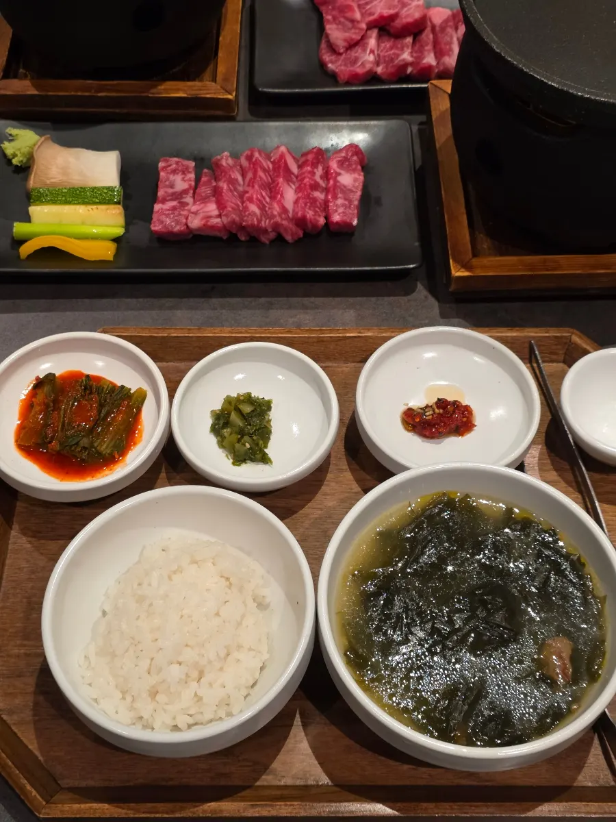 Bansang set with seaweed soup served alongside the grilled hanwoo