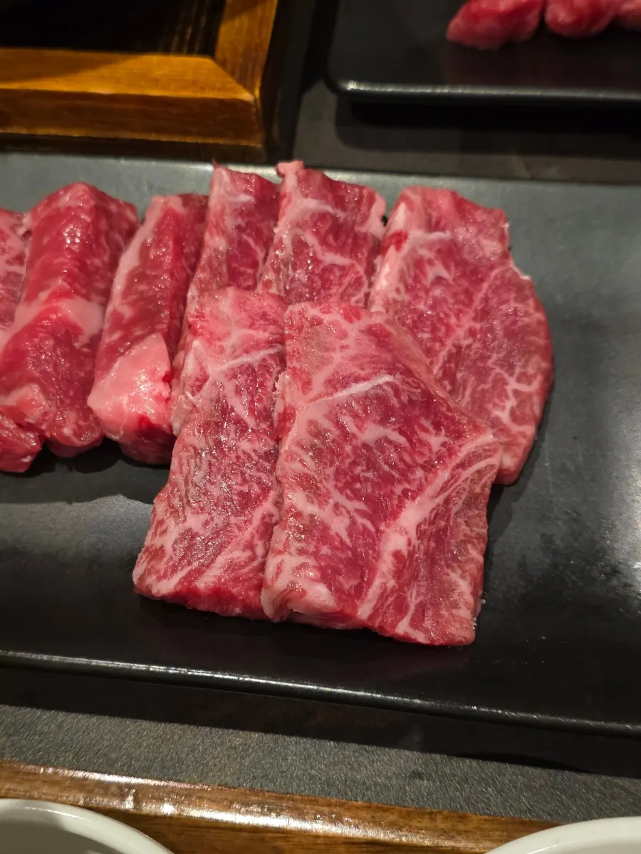 Plates comparing 1++ hanwoo sirloin at 150g and 90g
