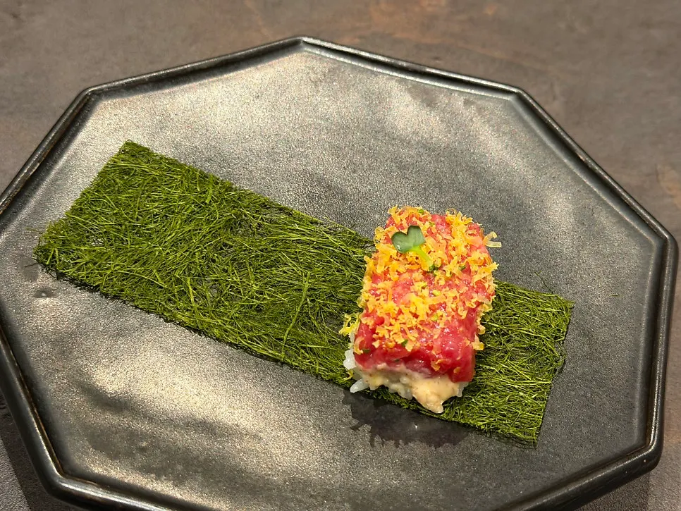 Hanwoo yukhoe and scorched rice wrapped in gamtae