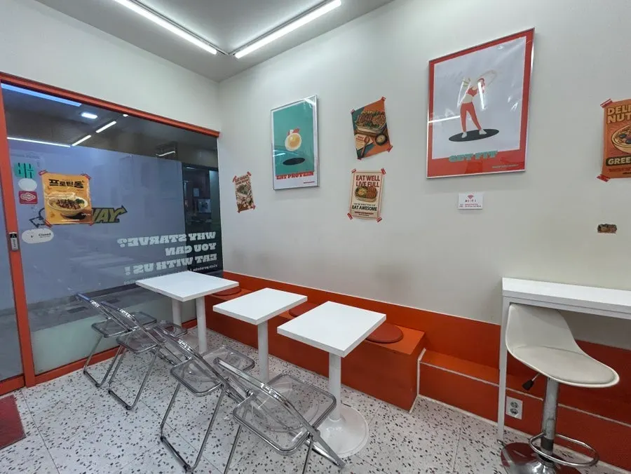 Clean interior atmosphere of Why Starve Gongdeok Main Branch