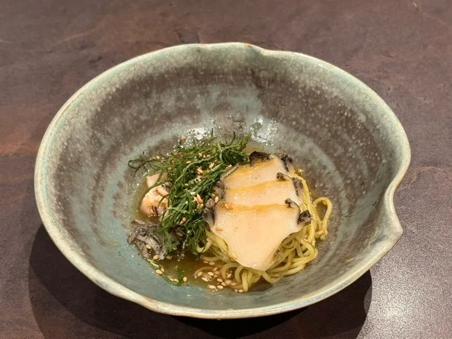 Chewy abalone topping the five-color gardenia noodles