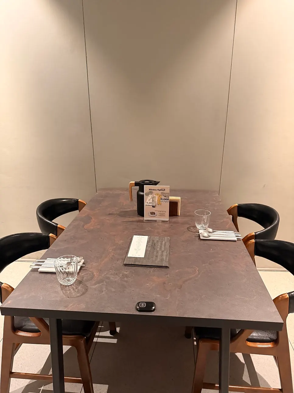 Table setting in a private room at Usu