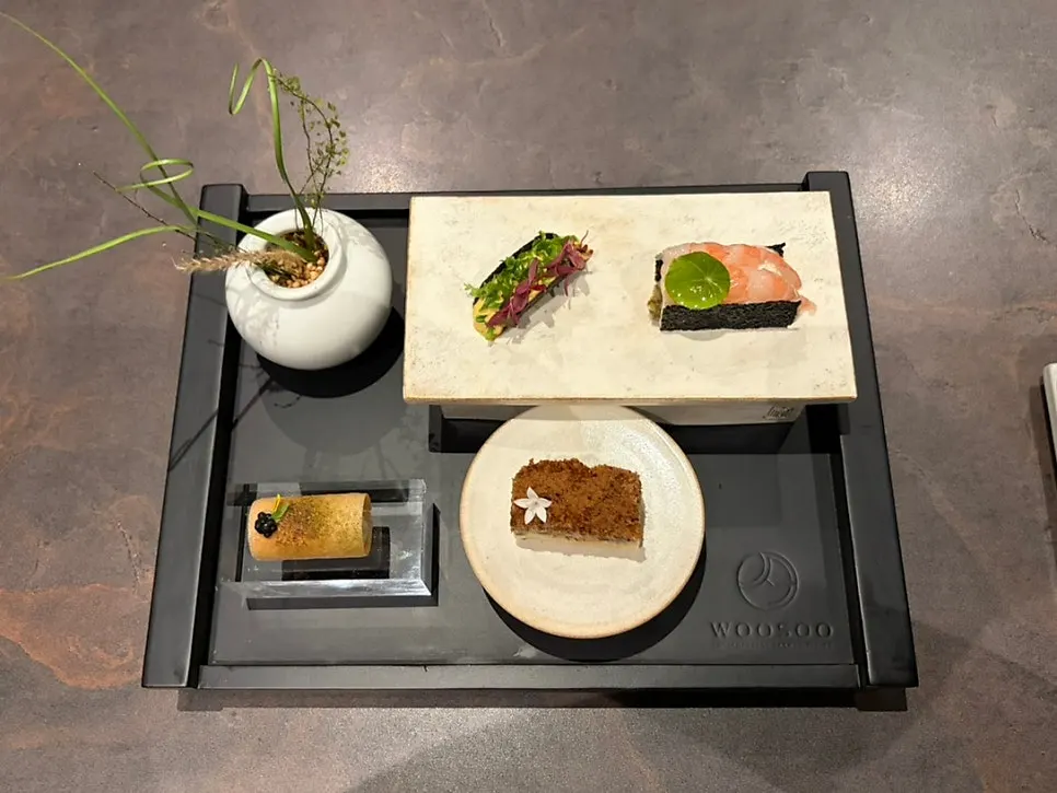 A bowl of ox-and-chicken porridge served as an appetizer