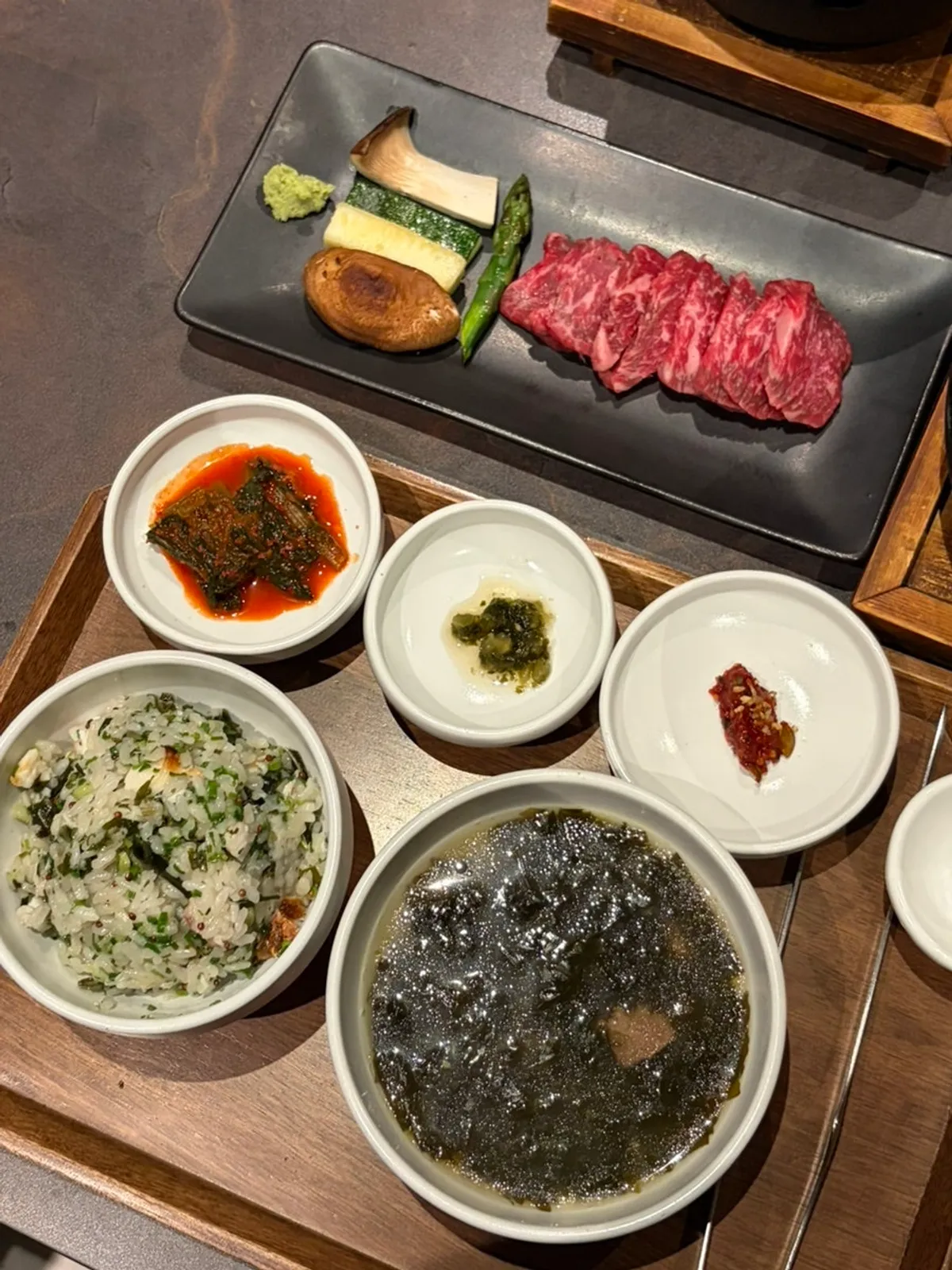 Abalone five-color gardenia noodles topped with gamtae dressing