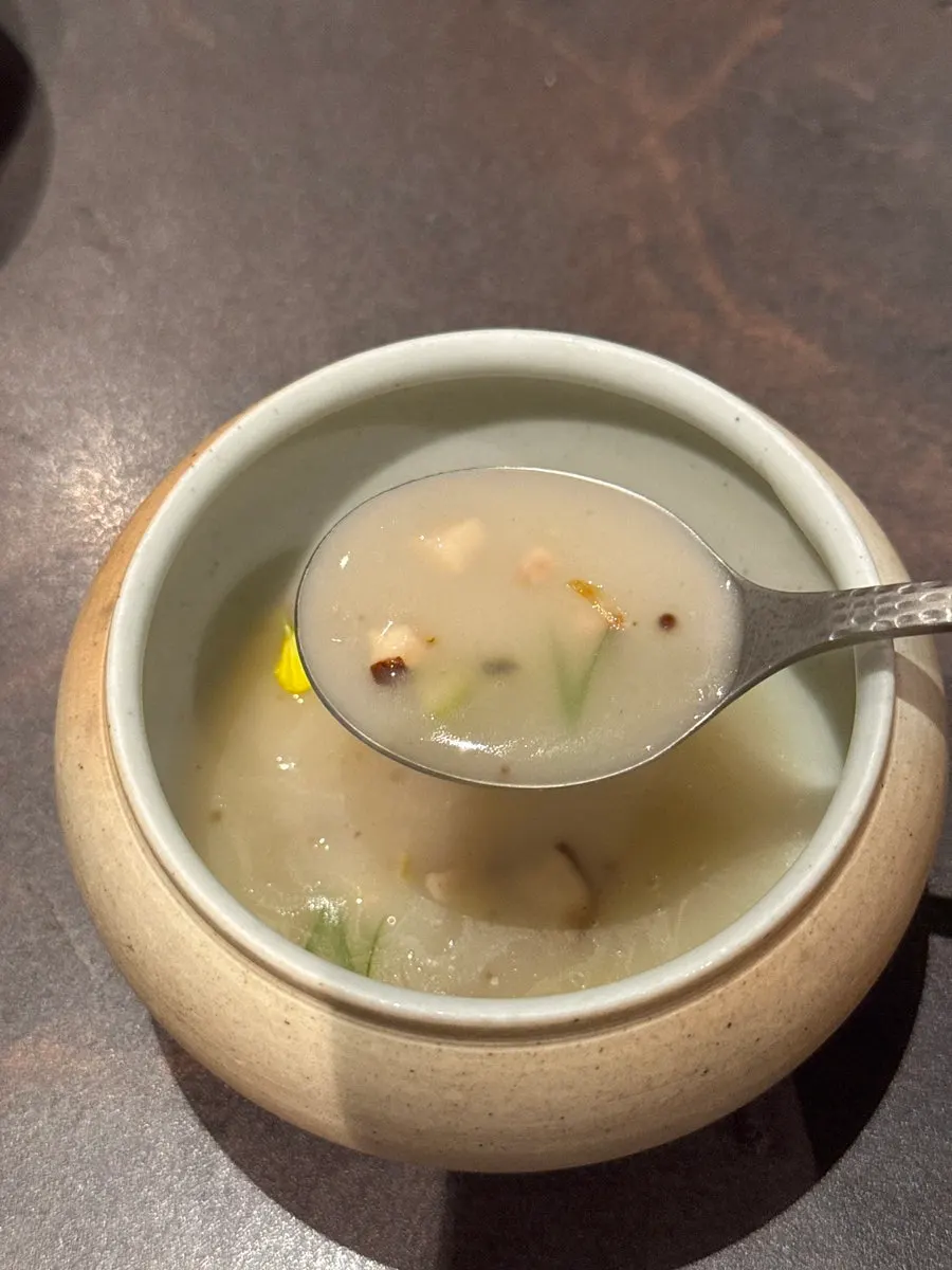 한우 사골과 닭 육수로 끓인 우계 진죽