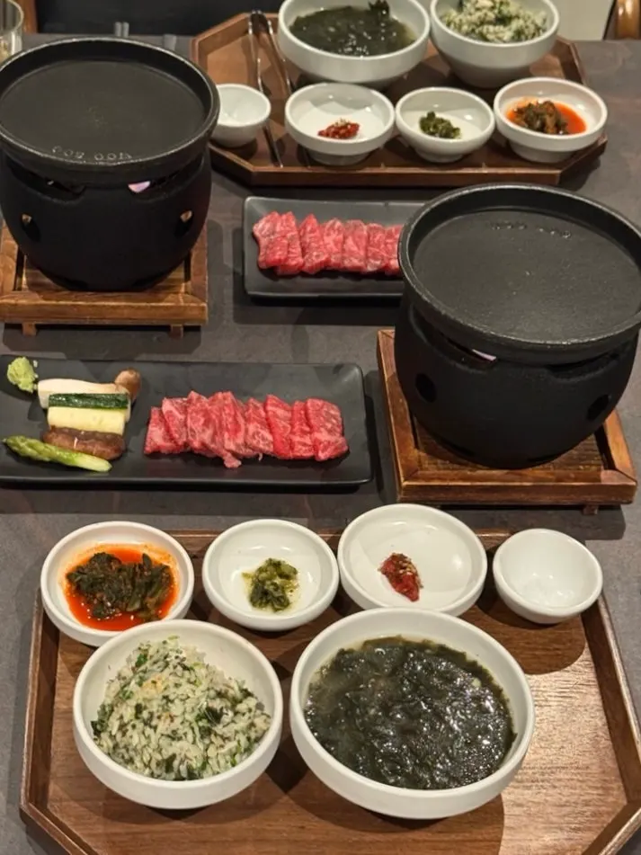 개인화로 한우와 솥밥, 반상이 함께 차려진 메인 상차림