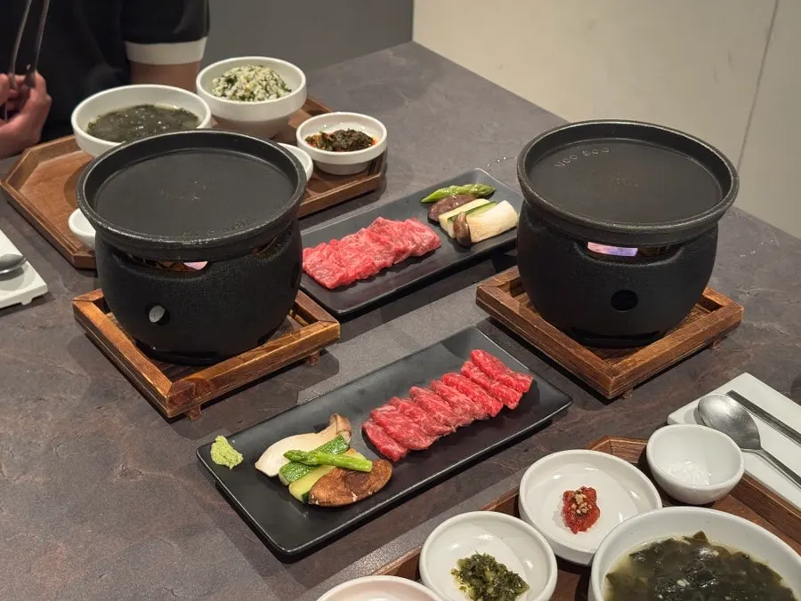 1++ 한우 등심 맡김 차림 고기 접시