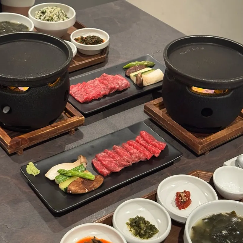개인 화로에 올린 한우 등심과 야채