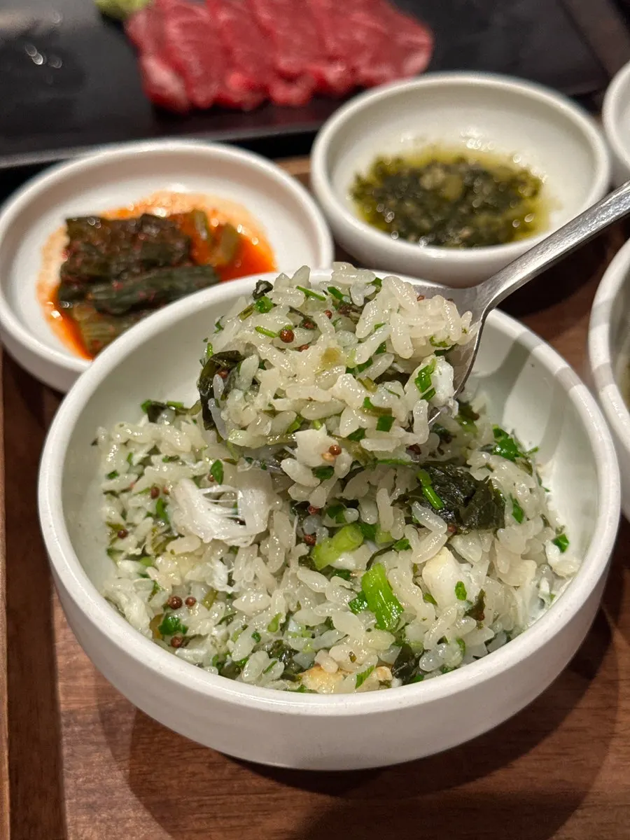한우 미역국과 반찬이 오른 반상
