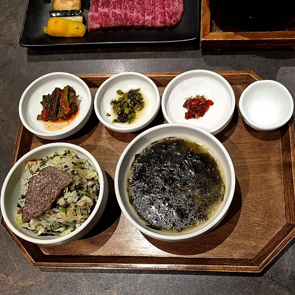 반상과 함께 차려진 한우구이 코스 메인