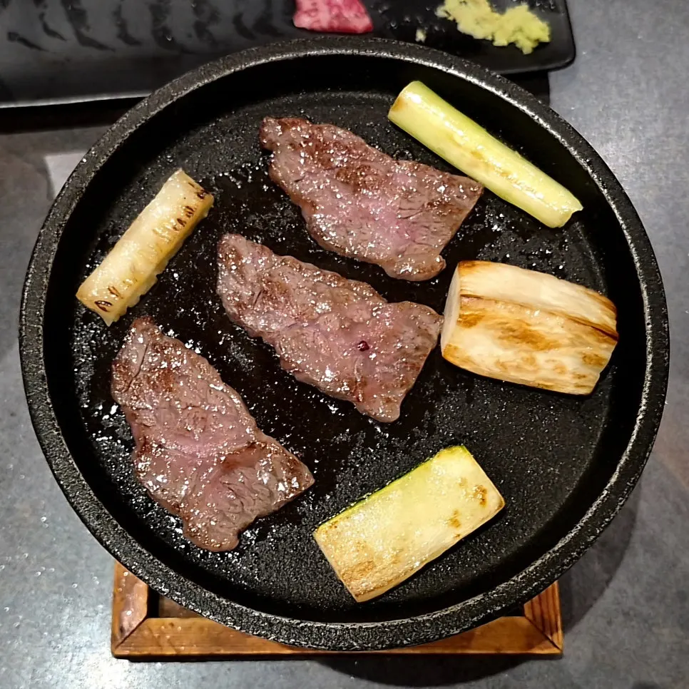 개인 화로에서 구워지는 한우