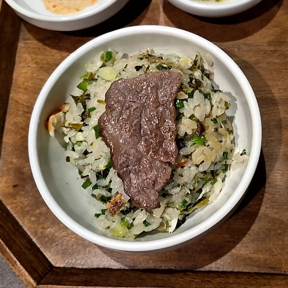 구운 한우와 밥을 함께 담은 한 입