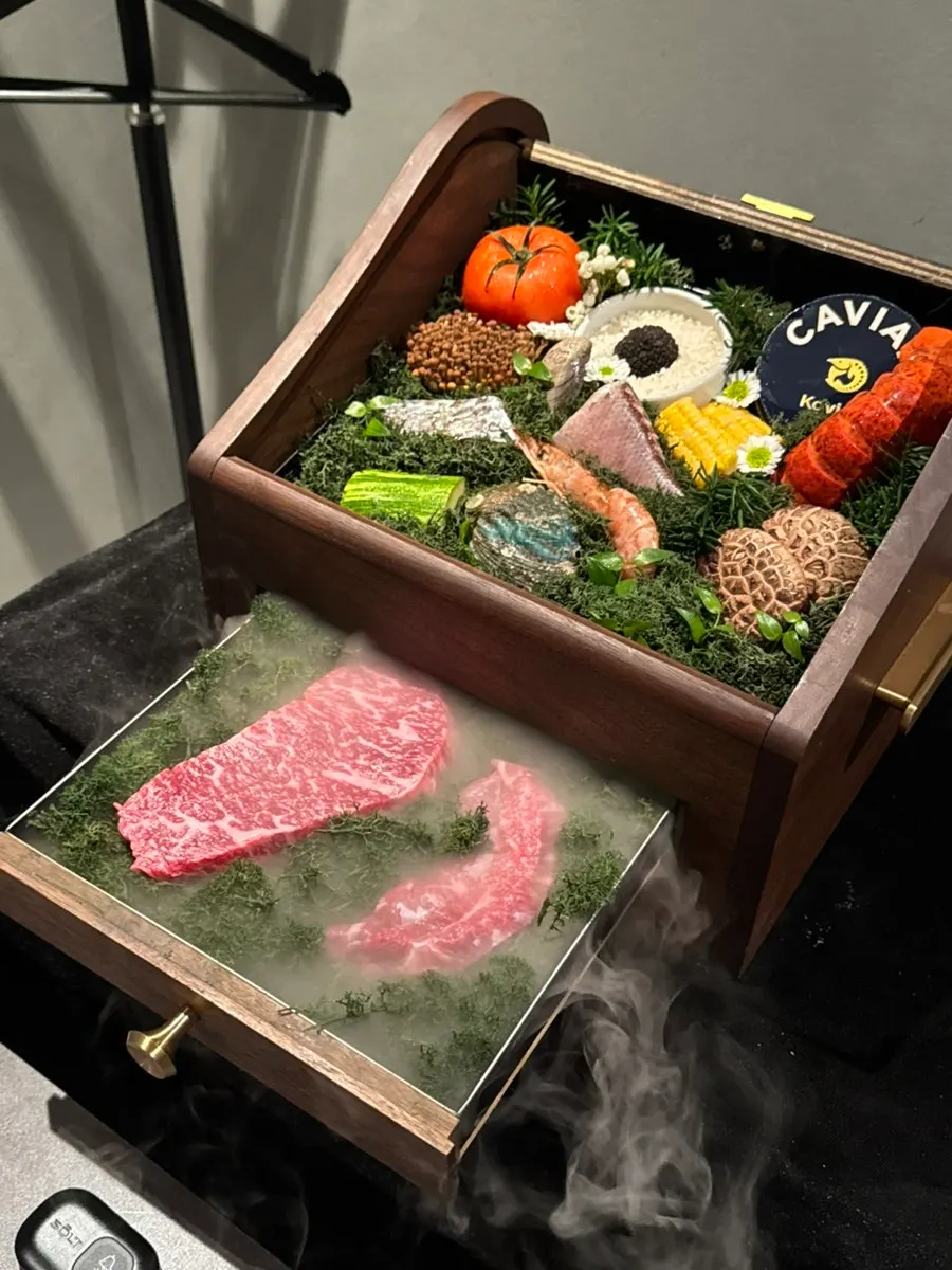 Dry ice presentation with the 1++ hanwoo showcase box, 90g