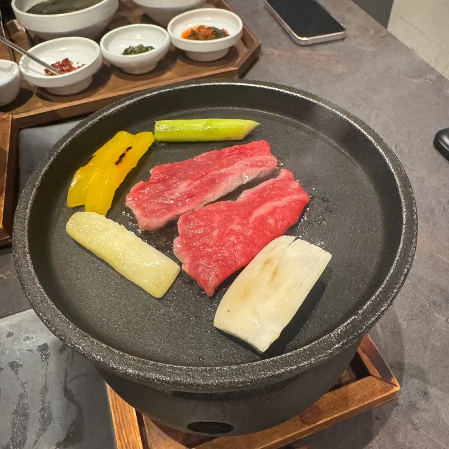 1인용 화로에서 굽는 한우 등심