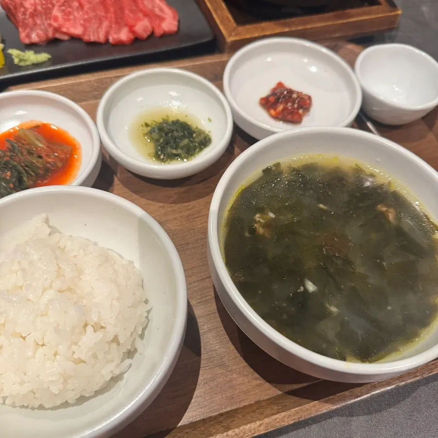 밥과 미역국, 갓김치로 구성된 한우 반상
