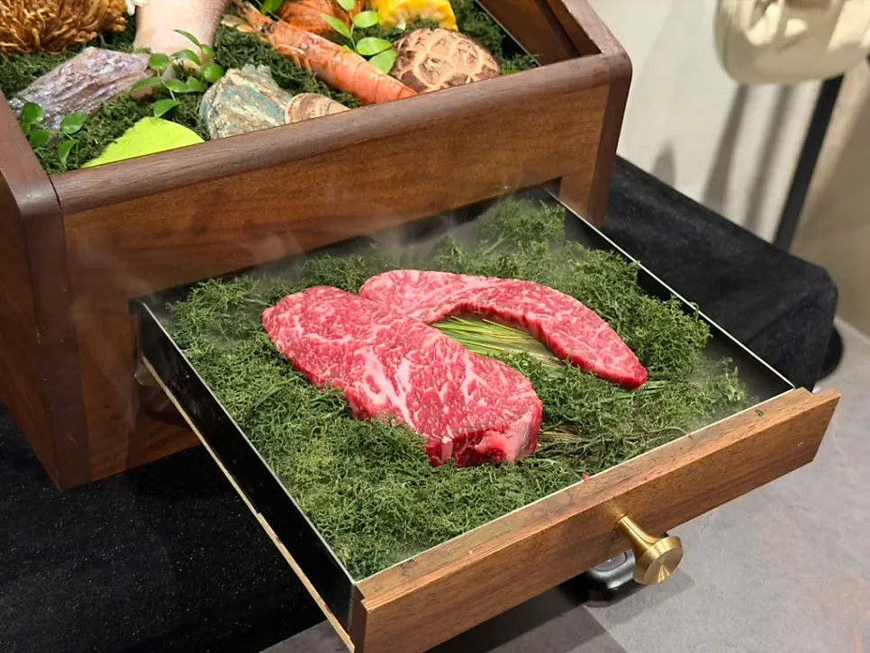쇼잉함에 담긴 한우와 코스 재료