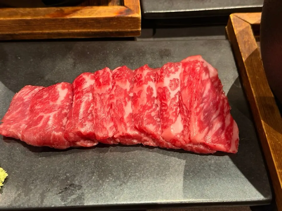 1인 개인 화로에 올린 한우 등심