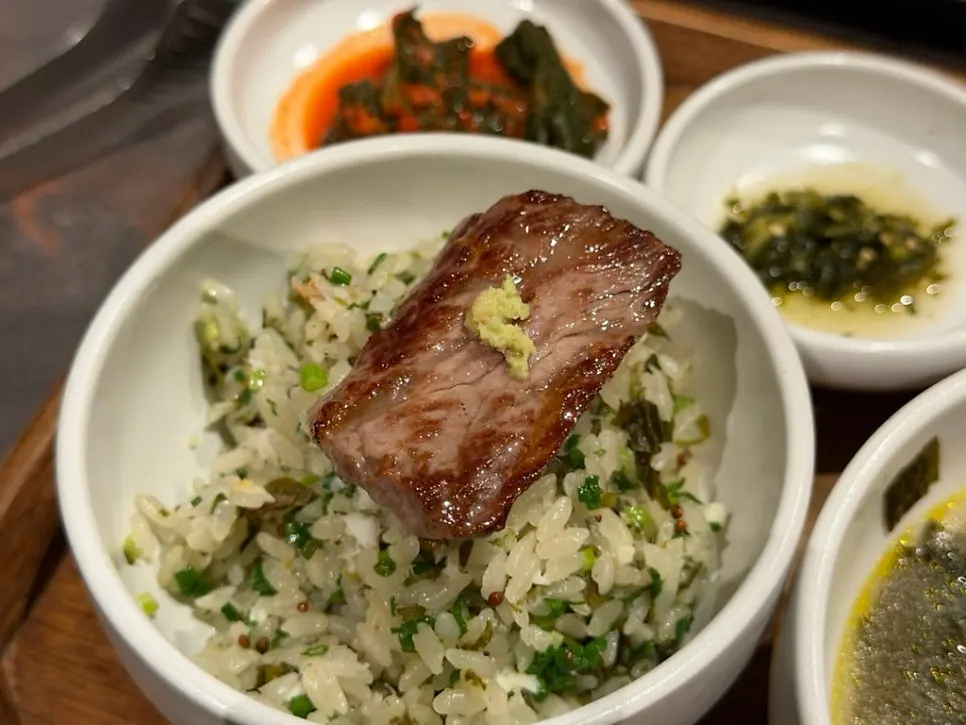 반상 찬과 함께 차려진 식사