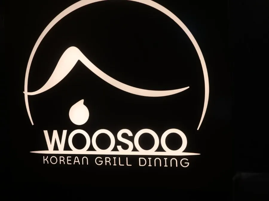 우수 복도 끝의 풀숲과 나무상자 장식