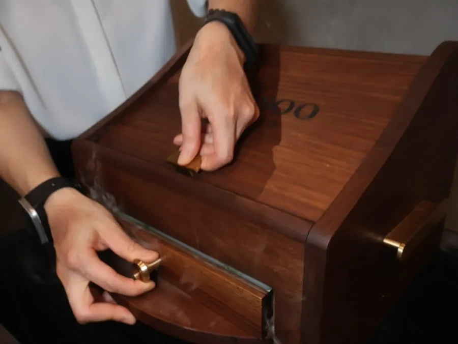 런치 C코스 시작 전 룸 내부와 보리차