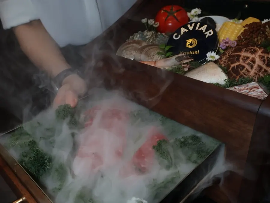 우수 룸 좌석과 커틀러리