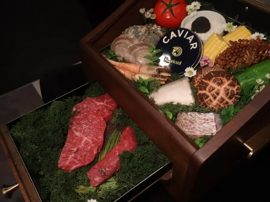기념일에 받은 포도주스 잔