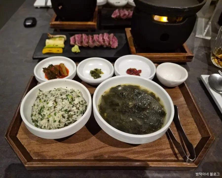 한우미역국 반상과 반찬 한 상