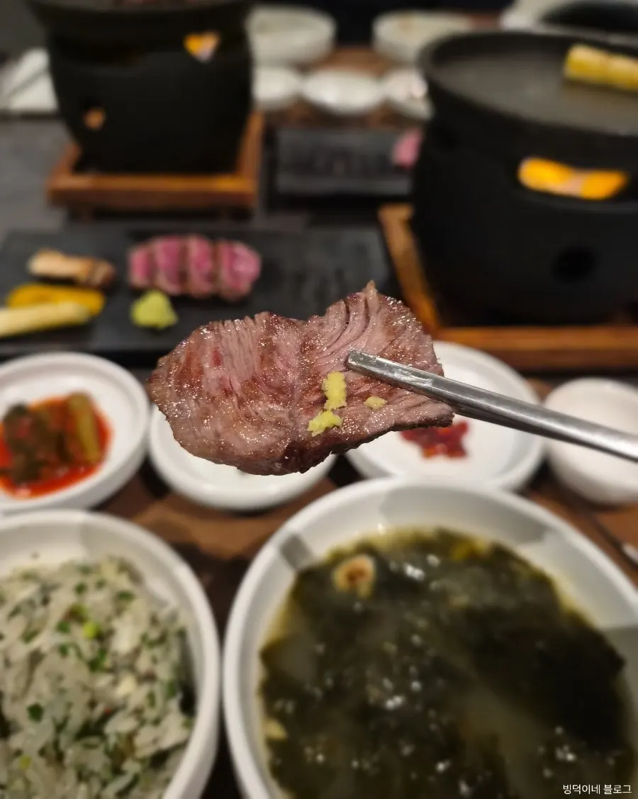 윤기 나는 구운 한우 등심 클로즈업