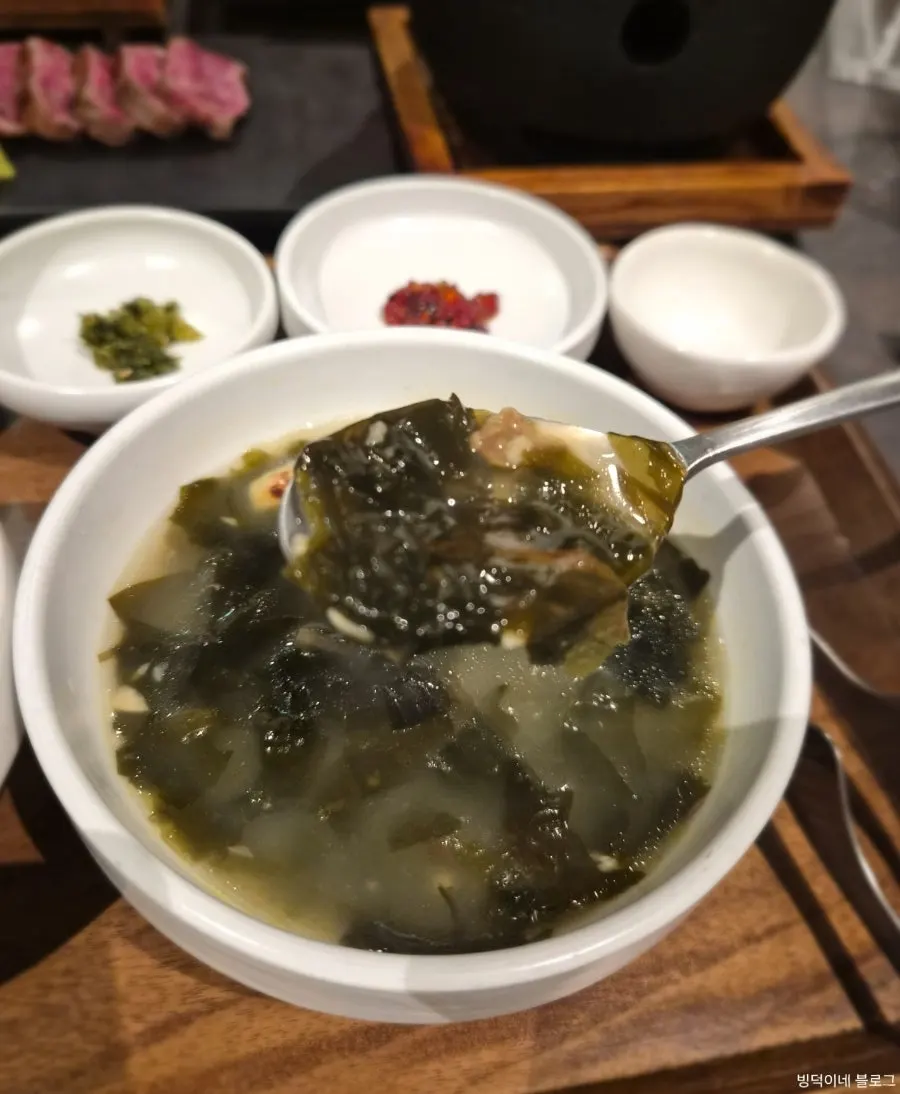 제철 생선을 발라 비벼 낸 솥밥 한 그릇