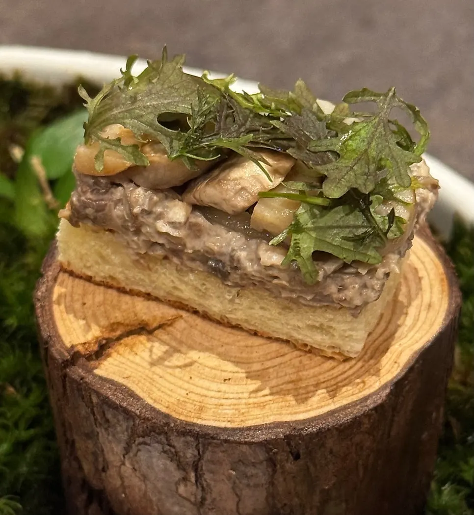 Hanwoo bulgogi sandwich set on a wooden log