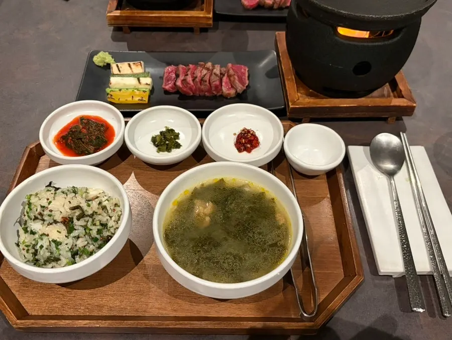 마블링이 보이는 한우 등심 구이 클로즈업