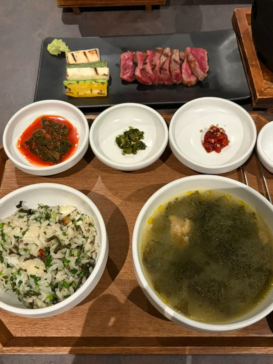 화로 위에서 익어가는 한우 등심 구이