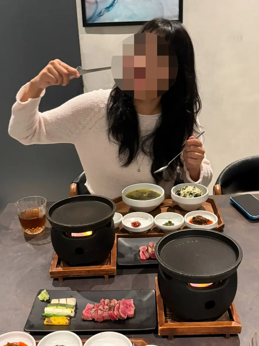 룸에서 한우 코스를 즐기는 모습