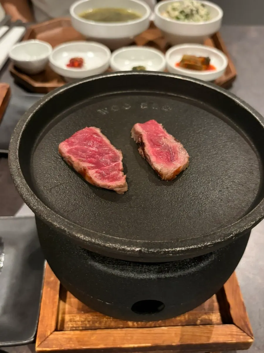 한우 등심 구이를 맛보는 장면