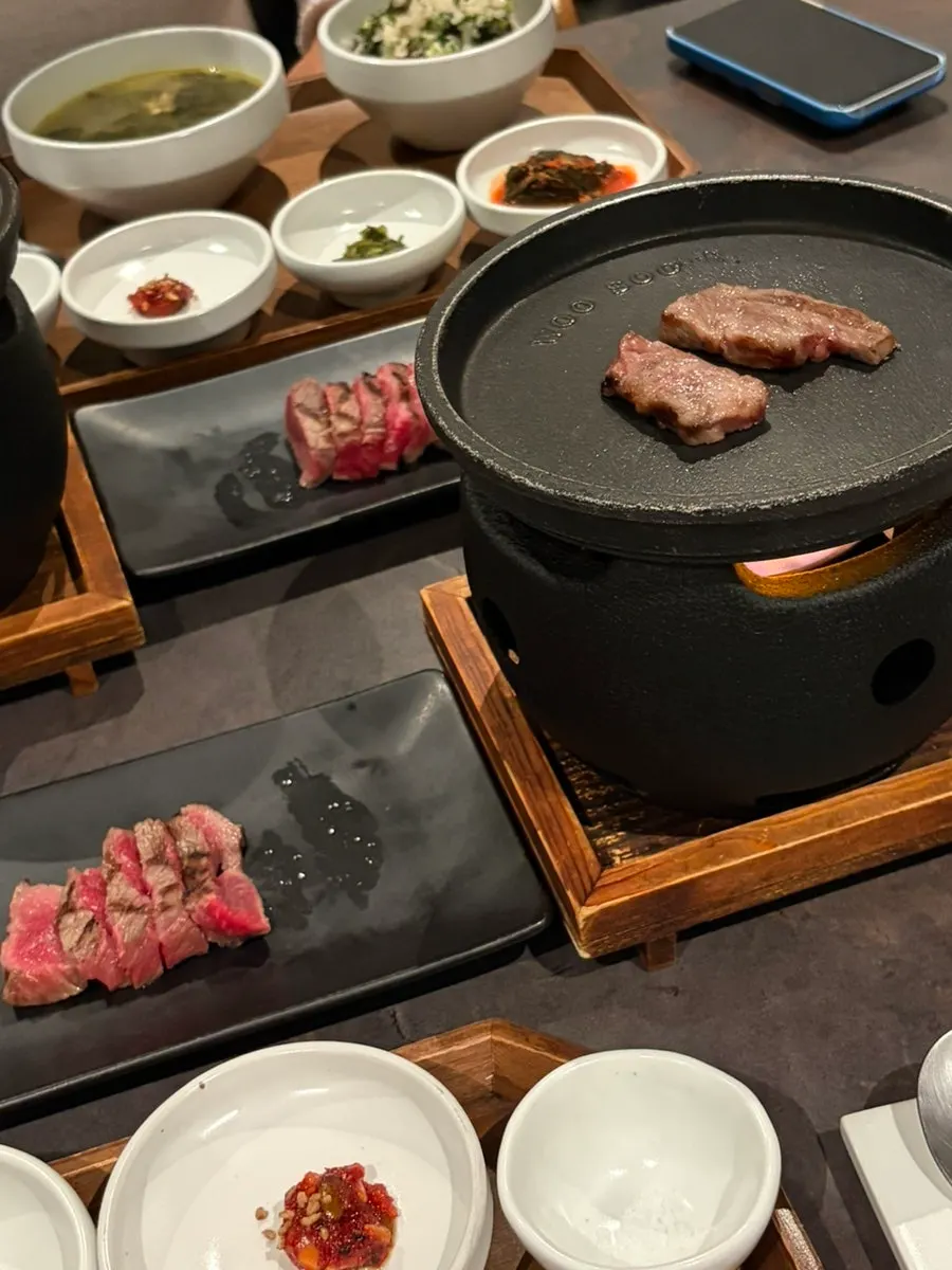 진한 한우 미역국이 포함된 반상
