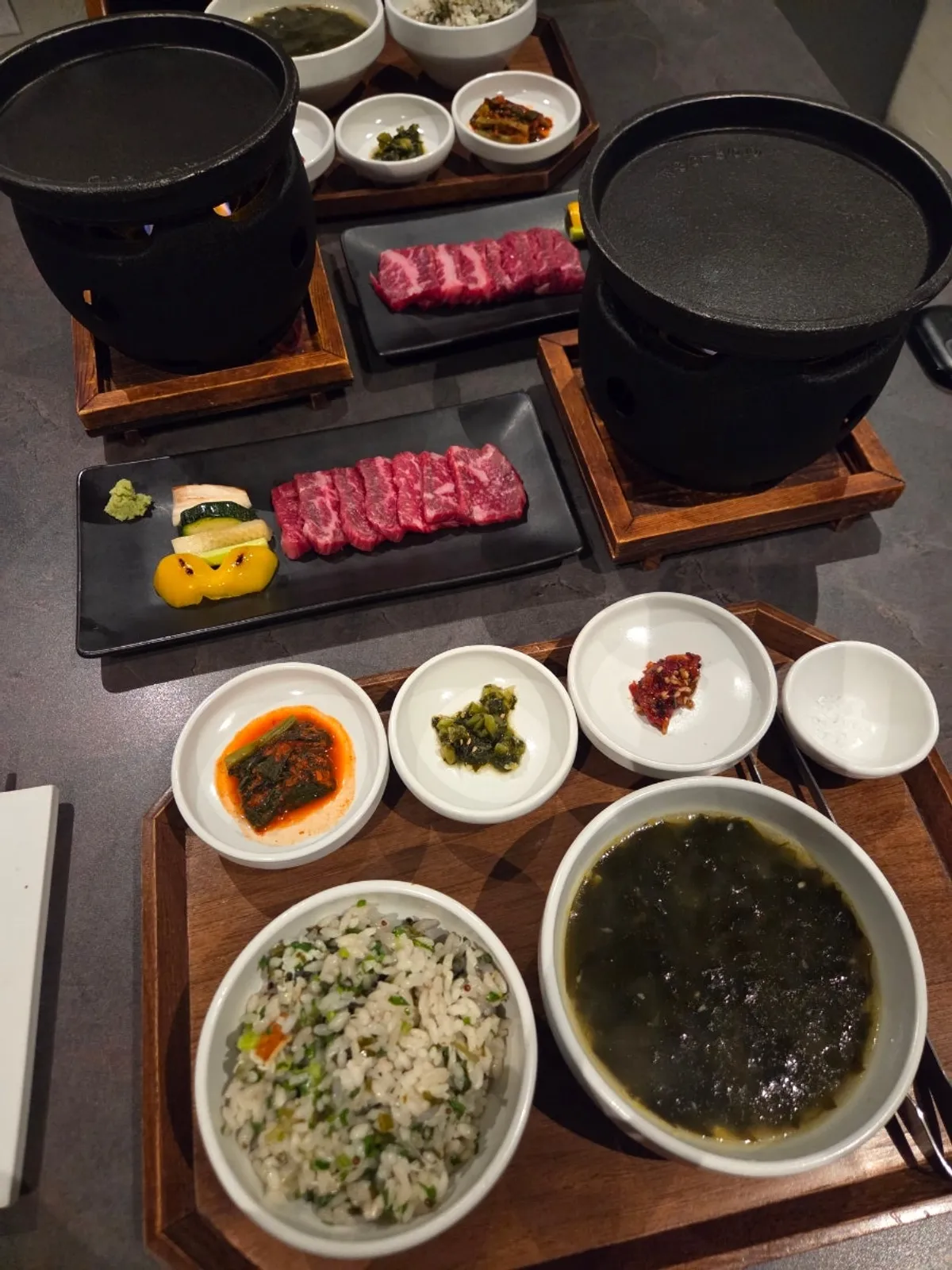 개인화로와 함께 나온 한우 채끝살과 가니쉬